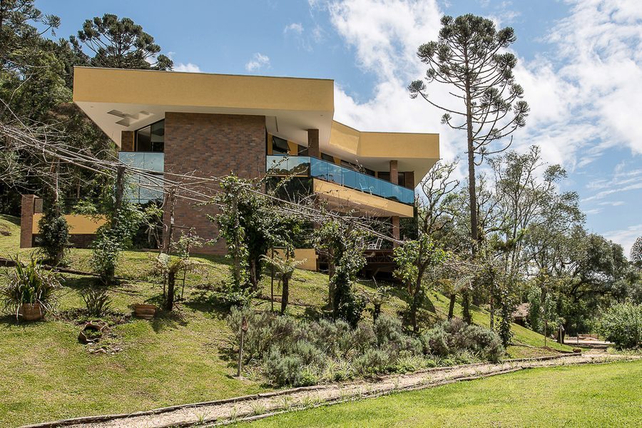 Casa de campo entre araucárias