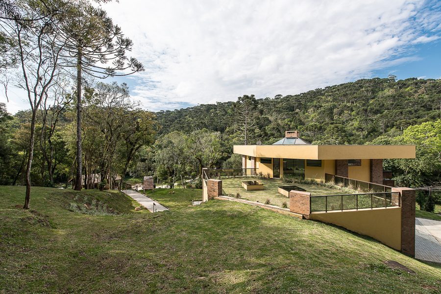 Casa térrea com cobertura verde