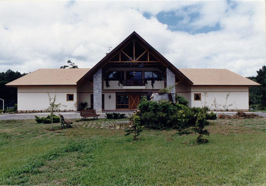 Casa com frontão em madeira aparente