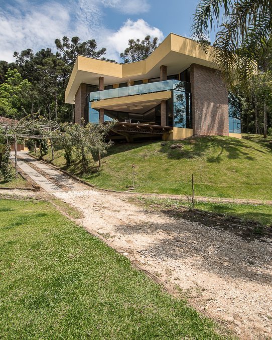 Casa de campo sobre o terreno em declive