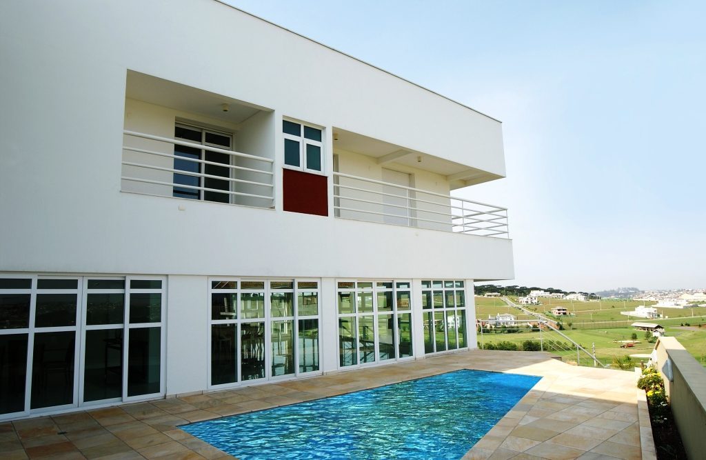Residência branca com piscina