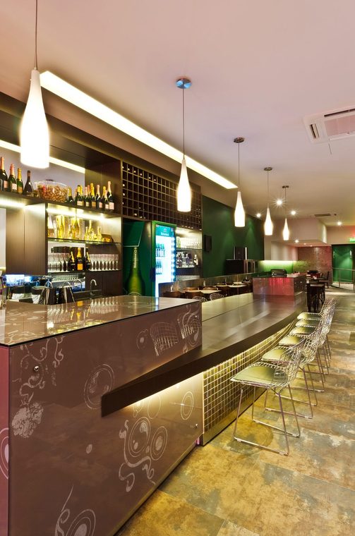 Bar com balcão iluminado