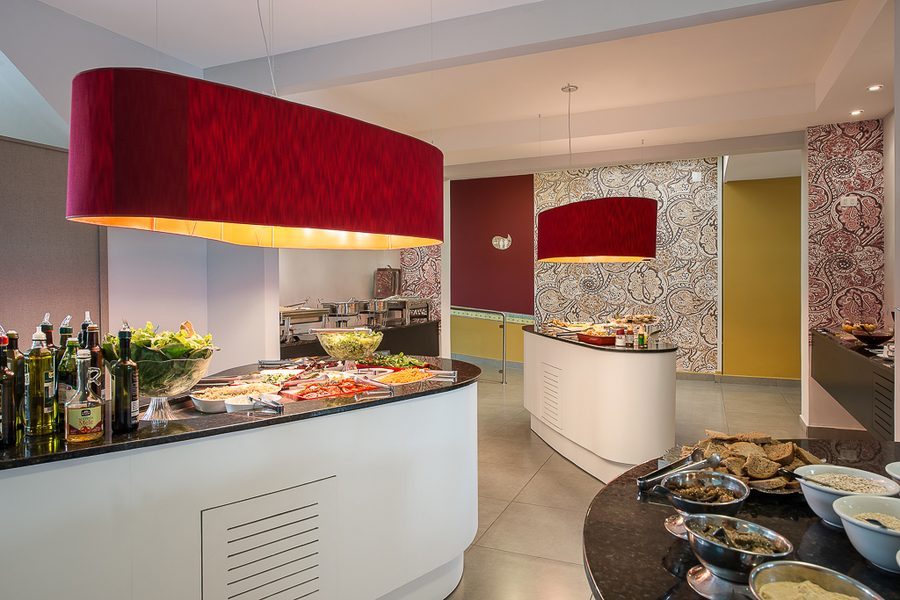 Buffet de restaurante com luminárias vermelhas