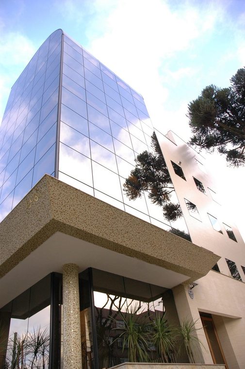 Edifício com fachada de vidro