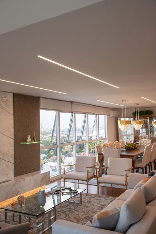 Sala de estar e jantar com vista da cidade
