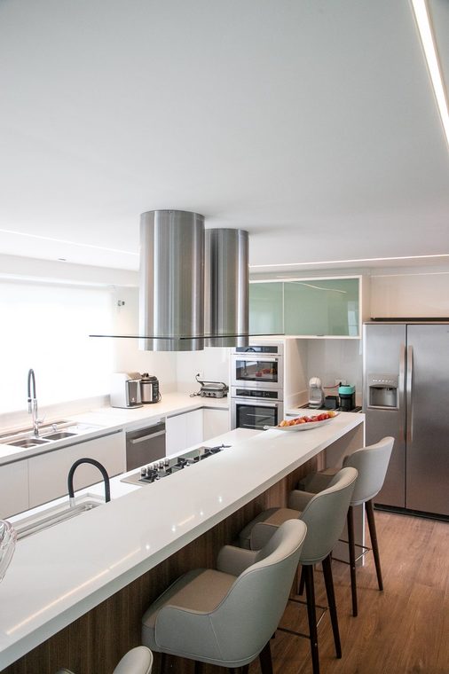 Cozinha branca com ilha